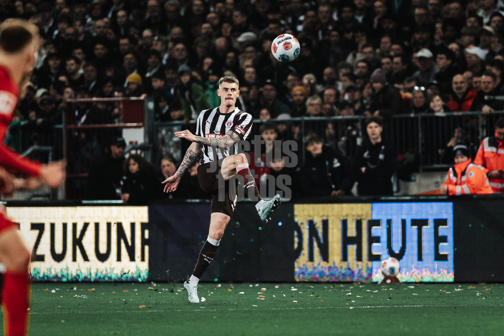 Fußball | Männer | Saison 2025/2026  | Fußball-Bundesliga | 27. Spieltag | FC St. Pauli vs. SC Freiburg | 22.04.2026 | Eric Smith (#8, FC St. Pauli) schlägt den Ball