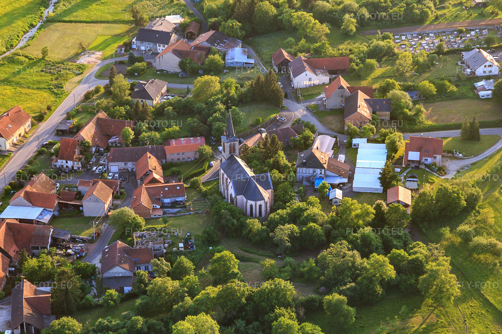 Vue aérienne: Rue de l'Église à Vibersviller dans le département Moselle, France – .Photo: IMG_107393.jpg prise le 19/05/2018 par Werner Riehm/FLY-FOTO.eu – Résolution de l'original: 5104 x 3403 px