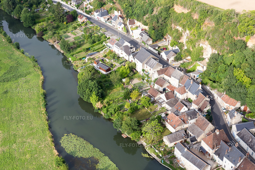 Vue aérienne: Vue de la ville à Saint-Rimay dans le département Loir et Cher, France.Photo: IMG_101131.jpg prise le 24/06/2017 par Werner Riehm/FLY-FOTO.euRésolution de l'original: 5472 x 3648 px