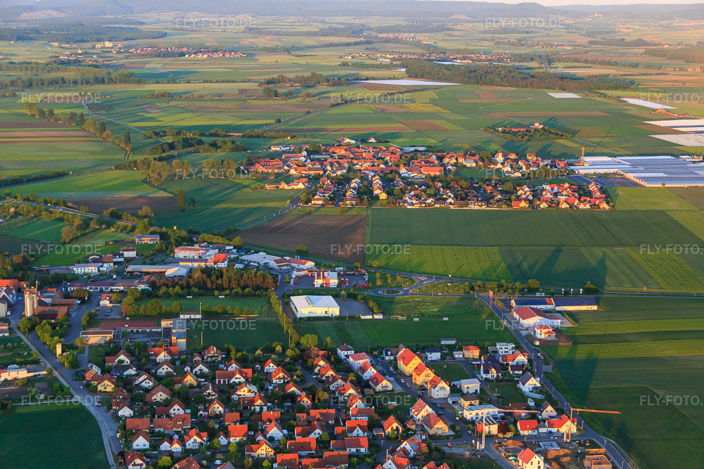 Luftbild: Dorfansicht aus Nordwesten im Ortsteil Oberspiesheim in Kolitzheim im Bundesland Bayern in Deutschland. Foto: IMG_079202.jpg vom 15.05.2015 durch Werner Riehm/FLY-FOTO.de