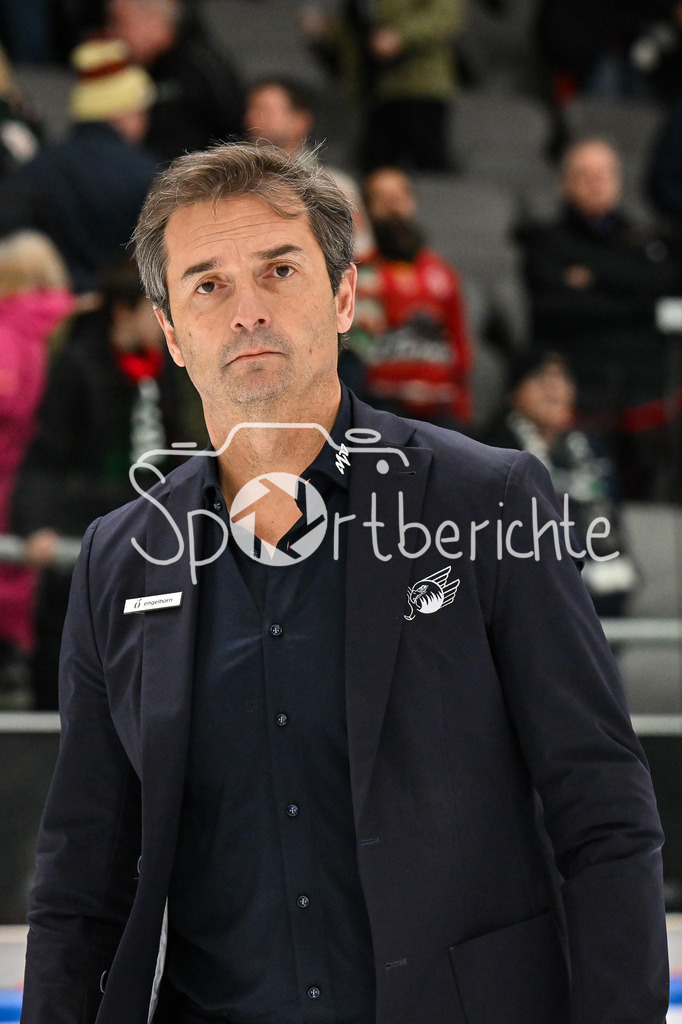Augsburger Panther - Adler Mannheim | AUGSBURG, GERMANY - 28. DECEMBER: im Bild Dallas EAKINS Trainer Adler Mannheim / Einzelfoto / Freisteller nach dem Match zwischen den Augsburger Panthern und den Adler Mannehim am 33. Spieltag der Penny DEL im Curt Frenzel Stadion