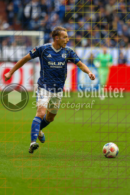 05.04.2026, GER, Fussball, Herren, 2. BL, Saison 2025/2026, FC Schalke 04 - Karlsruher SC | Timo Becker (S04) in Aktion am Ball, Einzelaktion 