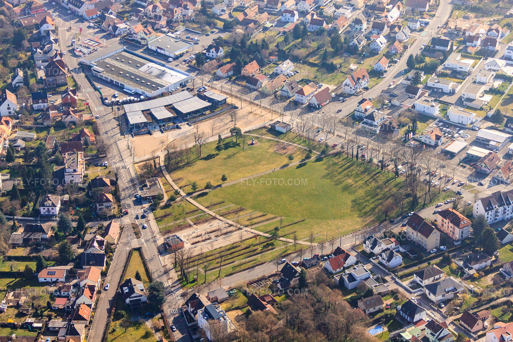 Aerial view: Parc Bellevue and Ecole Maternelle Bellevue from the west in the district Les Pins St-Gerard in Hagenau in the state Bas-Rhin, France. – Photo: IMG_62832.jpg taken on 03/09/2014 by Werner Riehm/FLY-FOTO.com – Resolution of the original: 4752 x 3168 px