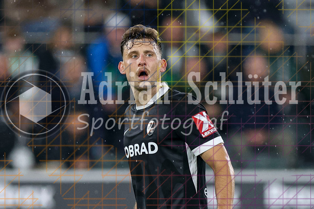 Borussia Mönchengladbach vs SC Freiburg - Bundesliga  | Mönchengladbach, Deutschland, 05.10.25:   Maximilian Eggestein (SC Freiburg) schaut waehrend des Spiels der Bundesliga zwischen Borussia Mönchengladbach vs SC Freiburg im Stadion im Borussia Park(Foto von Brauer-Fotoagentur / Adrian Schlueter)