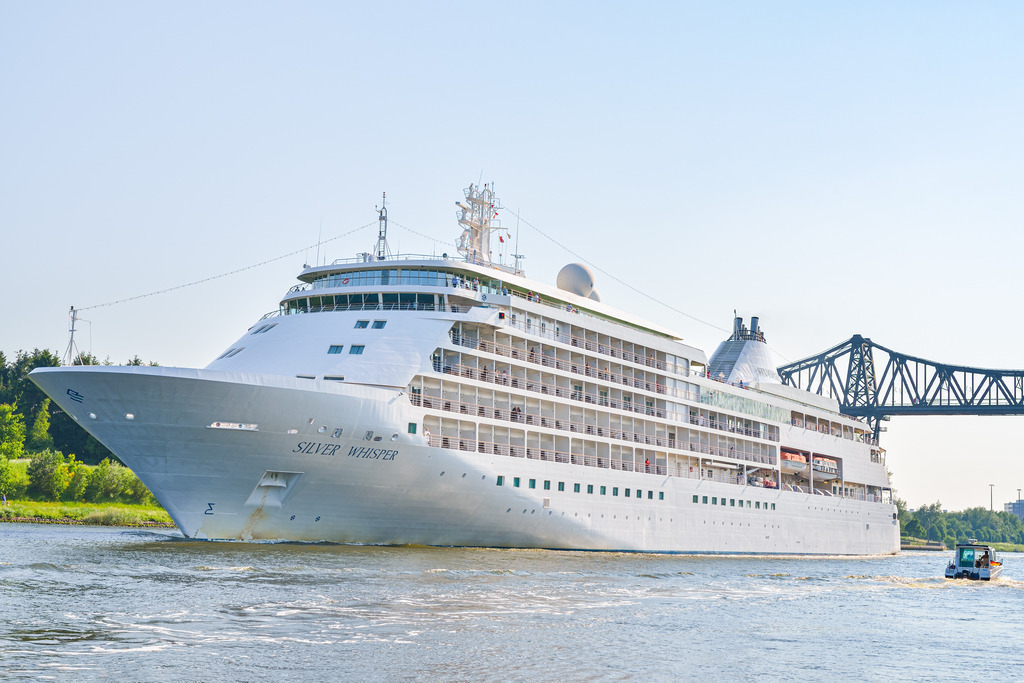 Silver Whisper | Im Nord-Ostsee-Kanal hat das 186 Meter lange Kreuzfahrtschiff Silver Whisper gerade die Hochbrücke in Rendsburg passiert. Das Schiff wurde 1999 gebaut, es kann 388 Passagiere an Bord nehmen. - Realisiert mit Pictrs.com