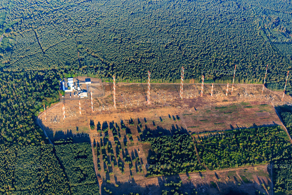 Luftbild: IBB International Broadcasting Bureau Transmitter Station Lampertheim zur Weiterleitung von US-Radio im Ortsteil Neuschloß in Lampertheim im Bundesland Hessen in Deutschland. Foto: IMG_109471.jpg vom 31.07.2018 durch Werner Riehm/FLY-FOTO.de