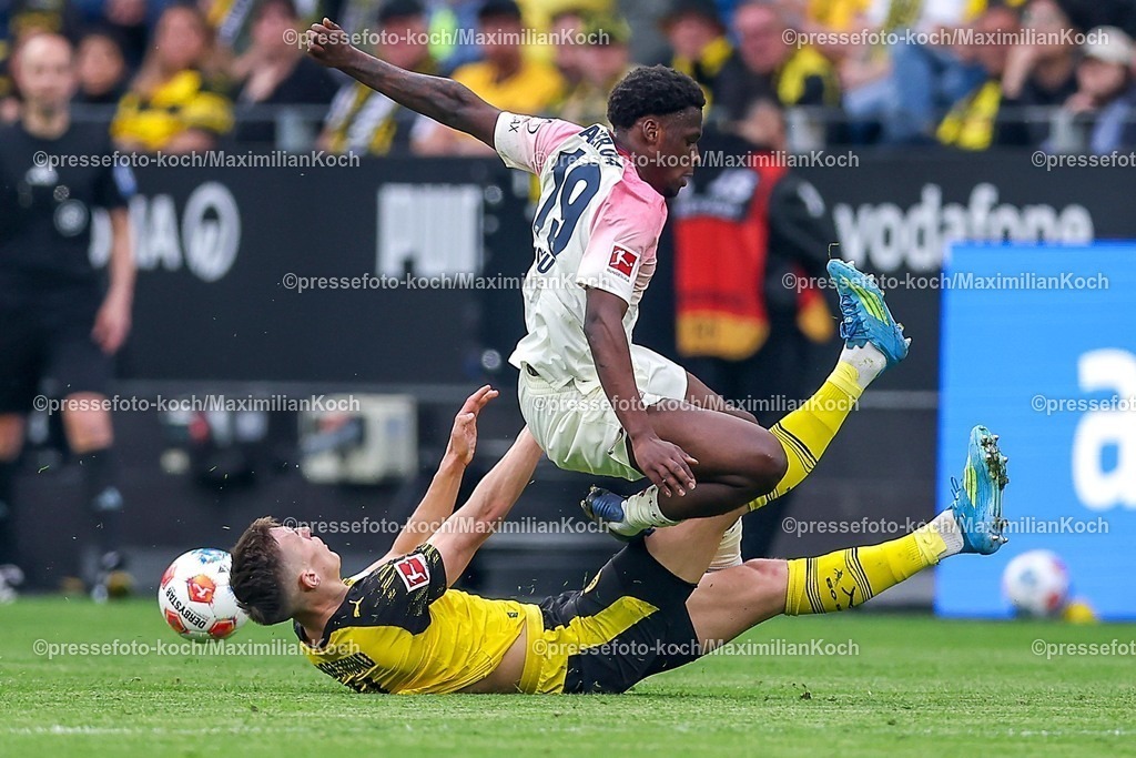BVB11042601082 | 11.04.2026, Fußball, Borussia Dortmund - Bayer 04 Leverkusen, 1. Fußball Bundesliga, 29. Spieltag, Signal Iduna Park, Saison 2025 2026: Nico Schlotterbeck&nbsp;(BVB #04) im Zweikampf gegen  Ernest Poku&nbsp;(Bayer04 Leverkusen #19)  DFB regulations prohibit any use of photographs as image sequences and or quasi-video.