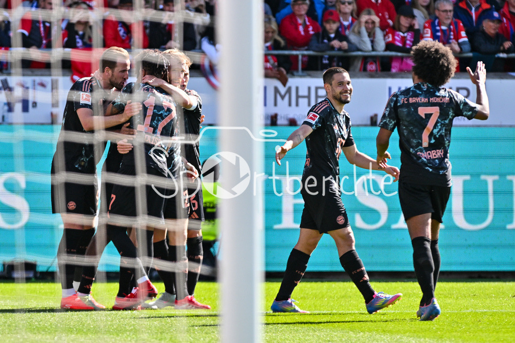 1. FC Heidenheim - FC Bayern München | Jubel der Gaeste nach dem Treffer zum 0-3 duch Kingsley COMAN (FC Bayern Muenchen 11) / Tor / Torschuetze / Freude / Happy / Bundesliga: 1. FC Heidenheim - FC Bayern Muenchen, Voith Arena am 19.04.2025