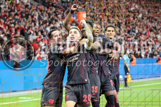 Bayer 04 Leverkusen vs Eintracht Frankfurt - Bundesliga  | Leverkusen, Deutschland, 12.09.25:   Alejandro Grimaldo (Bayer 04 Leverkusen) Torjubel, jubelt mit seiner Mannschaft nach dem Treffer zum 3:1 waehrend des Spiels der Bundesliga zwischen  Bayer 04 Leverkusen vs Eintracht Frankfurt in der BayArena(Foto von Brauer-Fotoagentur / Adrian Schlueter)