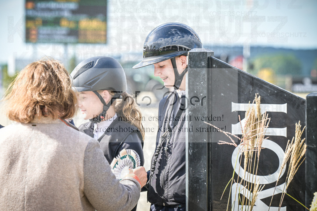DOS_0064 | Entdecke hochwertige Reitturnierfotos von Foto Oger. Professionell, emotional und authentisch – jetzt Lieblingsmomente im Shop bestellen.Deutschlandweite Turnierfotografie. - Realisiert mit Pictrs.com