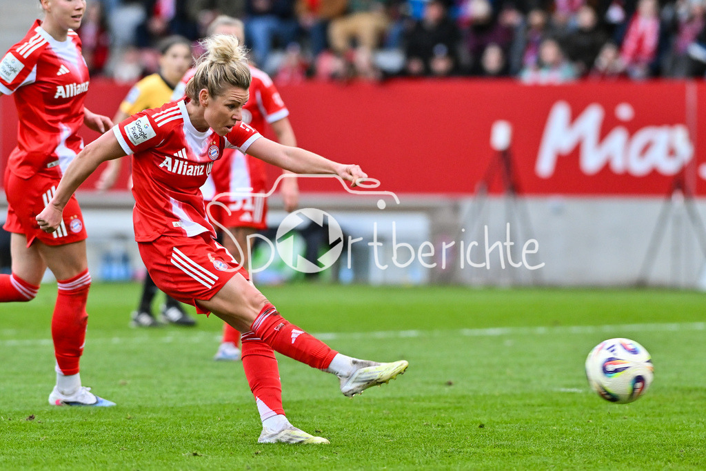 FC Bayern München - VfL Wolfsburg | MUNICH, GERMANY - 22. FEBRUARY: im Bild Linda DALLMANN (FC Bayern Munich 10) bei einem Torschuss / Einzelfoto / Freisteller während dem Spiel zwischen den Frauen des FC Bayern München und den Frauen des VfL Wolfsburg am 19. Spieltag der Google Pixel Frauen-Bundesliga am FC Bayern Campus