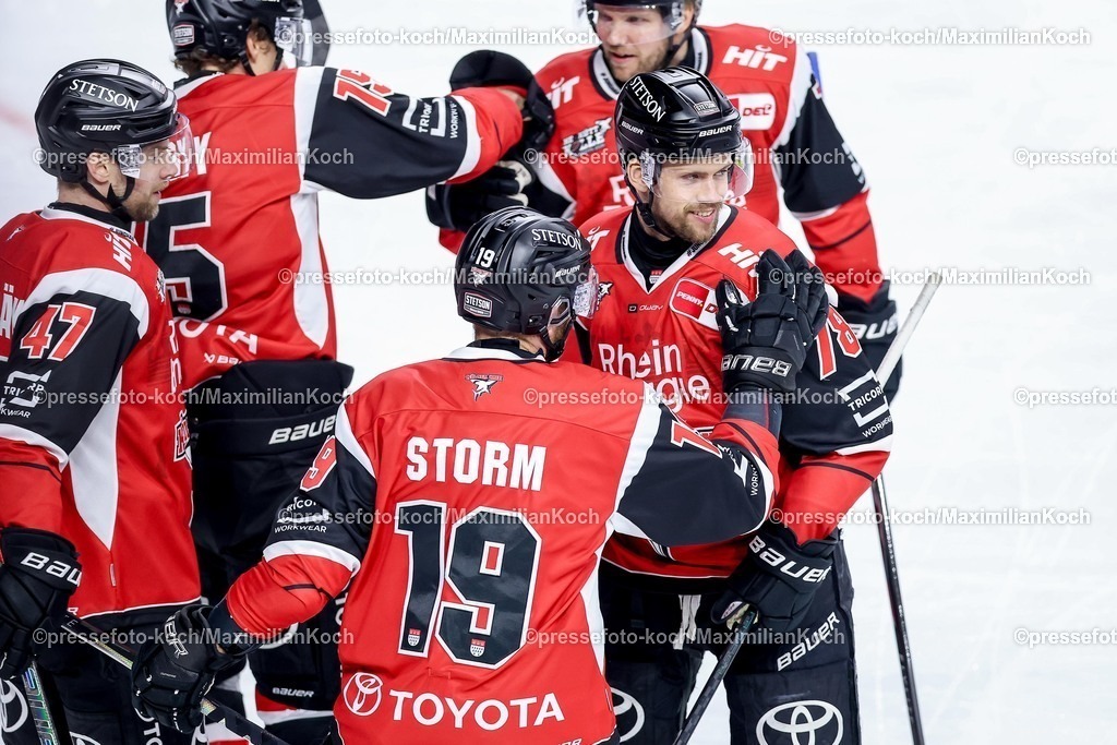 KEC15042601058 | 15.04.2026, Eishockey, DEL Halbfinale Play-Offs, Kölner Haie - Eisbären Berlin, Spiel 4, Lanxess-Arena Köln: Torjubel nach dem Tor zum 1:0 durch Torschütze Dominik Bokk (Kölner Haie #78)  zusammen mit  Veli-Matti Vittasmäki (Kölner Haie #47) Frederik Storm (Kölner Haie #19) 