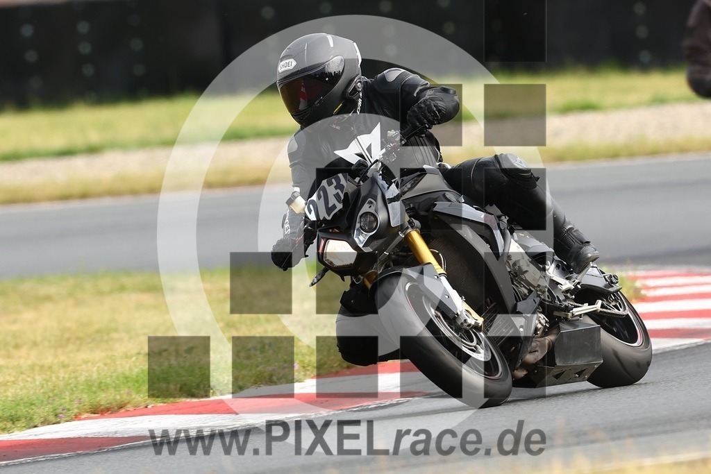 0223-20250616_02694 | Schöne Erinnerungen an spannende Momente - das festzuhalten ist unser Job. PIXELrace.de ist seit 2003 auf den Rennstrecken Europas unterwegs um die Action draußen beim Fahren und die wunderbare Stimmung imm Fahrerlager für euch einzufangen.