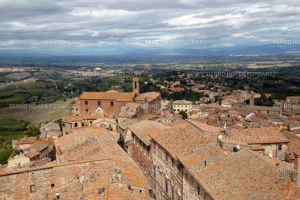 roofs of montepulciano | Ansicht der berühmten Stadt Montepulciano in der Toskana/Italien.
Der Blick von oben gibt die Sicht auf die Architektur der Altstadt und die umliegende Landschaft frei. | View of the famous town of Montepulciano in Tuscany/Italy.
The view from above reveals the architecture of the old town and the surrounding landscape. - Realisiert mit Pictrs.com