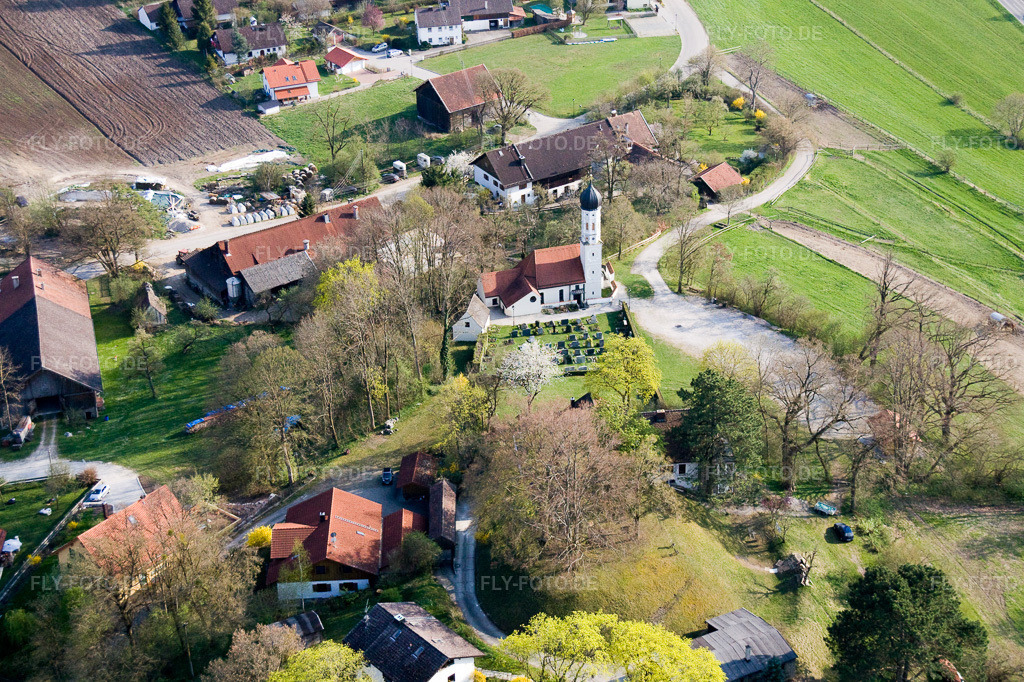 Luftbild: Friedhofes an der Kirche im Ortsteil Mitterfischen in Pähl im Bundesland Bayern in Deutschland. Foto: IMG_17881.jpg vom 15.04.2009 durch Werner Riehm/FLY-FOTO.de