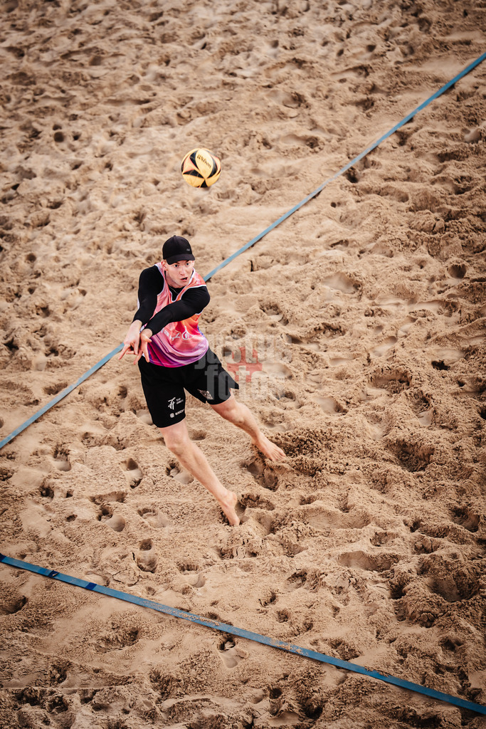 Beachvolleyball | Männer | Allianz German Beach Tour 2025 | Tourstop Berlin | 23.08.2025 | Philipp Huster nimmt den Ball an
