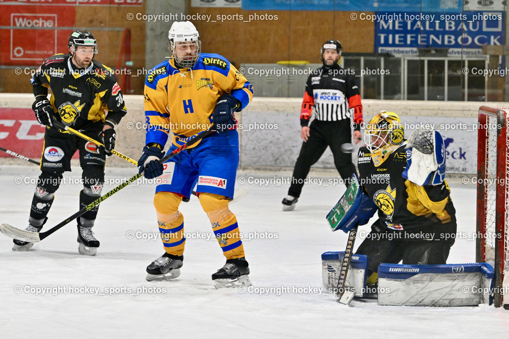 MET PHOTOVOLTAIK HORNETS SPITTAL vs. 1. EHC ALTHOFEN | #35 Egger Luca EC Hornets Spittal, #58 Goritschnig Martin EHC Althofen, #38 Zorec Marco EC Hornets Spittal, MET PHOTOVOLTAIK HORNETS SPITTAL vs. 1. EHC ALTHOFEN, MET PHOTOVOLTAIK HORNETS SPITTAL vs. 1. EHC ALTHOFEN am 10.01.2026 in Spittal an der Drau (Eissportzentrum Spittal), Austria, (Photo by Bernd Stefan)