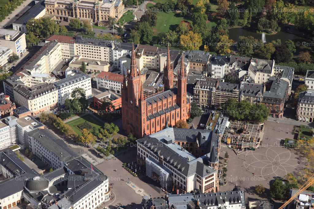 3070104 | Die neugotische Marktkirche in Wiesbaden ist die evangelische Hauptkirche der hessischen Landeshauptstadt. Sie wurde in den Jahren 1853 bis 1862 von Carl Boos als Nassauer Landesdom am Schlossplatz erbaut und war seinerzeit der größte Backsteinbau des Herzogtums Nassau.