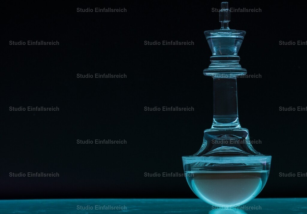 Kristall – Glaskaraffe im Licht | Facettiertes Kristallglas bricht das Licht in unzählige feine Reflexe. Klarheit, Struktur und edler Glanz stehen im Mittelpunkt dieser ruhigen Studie. Ein zeitloses Motiv für stilvolle Wände. Als Fine-Art-Print und Wandbild in verschiedenen Größen erhältlich. - Realisiert mit Pictrs.com