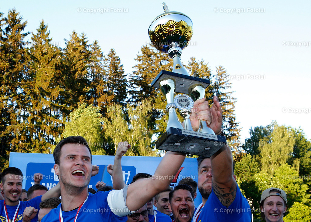 A_LUI-260522_63 | SPORT,FUSSBALL TRANSDANUBIA CUP FINALE 26.05.2022 ST.MARTIN/MK.-ASKOE OEDT IM BILD: KAPITAEN RAPHAEL NEUMUELLER UND TRAINER DOMINIK NIMMERVOL MIT DEM SIEGERPOKAL  (BEIDE ST.MARTIN) FOTO:FOTOLUI/OOEFV