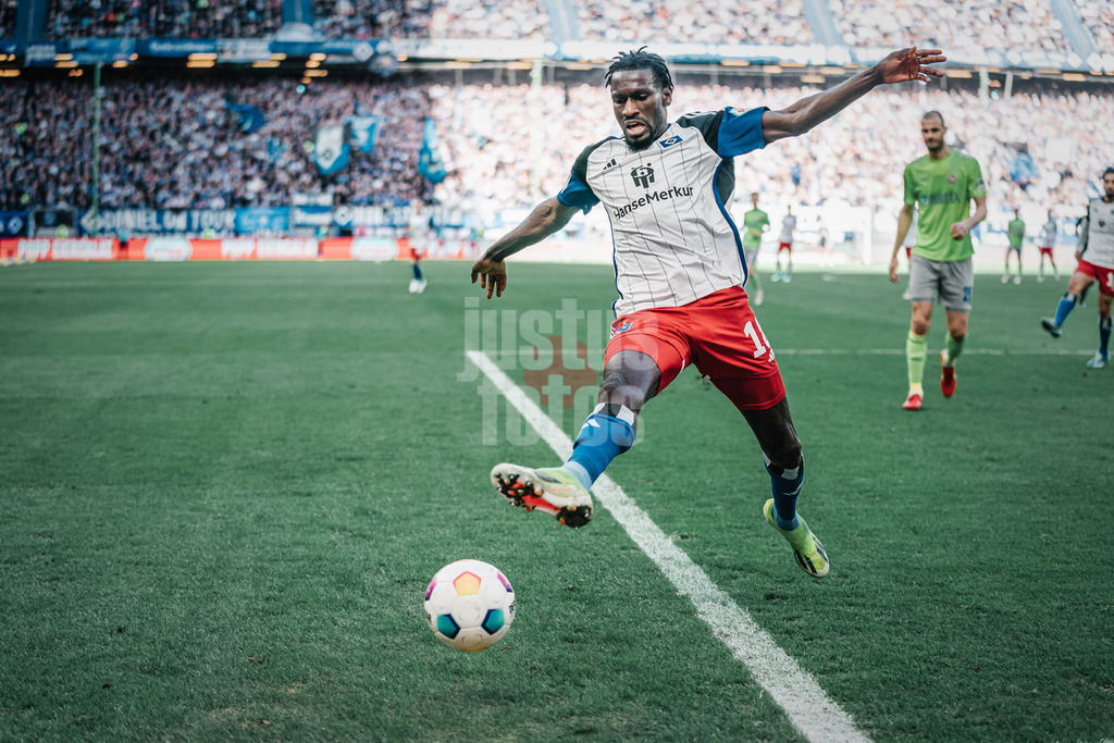 Fußball | Männer | Saison 2023/2024 | 2. Fußball-Bundesliga | 26. Spieltag | Hamburger SV vs. SV Wehen Wiesbaden | 17.03.2024 | Diesen Ball kann Bakery Jatta (#18, HSV) nicht vor dem Aus retten