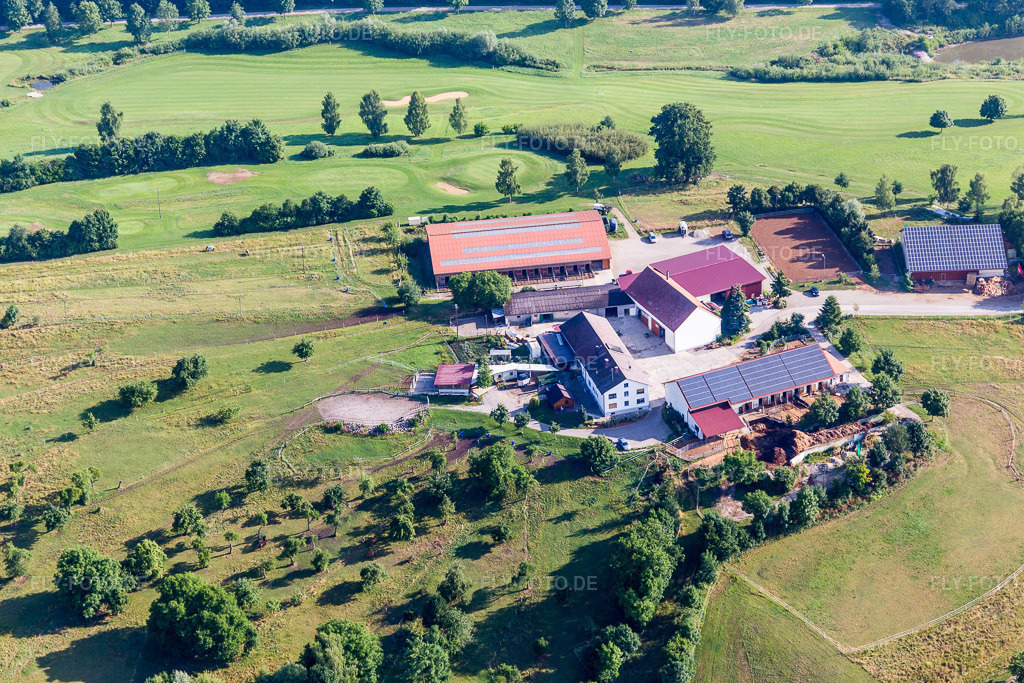 Luftbild: Gehöft eines Bauernhofes am Golfclub und am Rand von bestellten Feldern im Ortsteil Schiesserhof in Donauwörth im Bundesland Bayern in Deutschland. Foto: IMG_101760.jpg vom 08.07.2017 durch Werner Riehm/FLY-FOTO.de