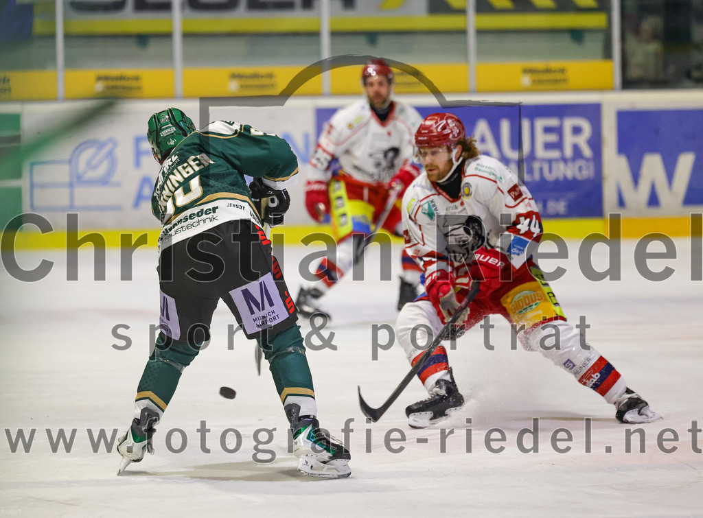 2026-02-20_096_TSV_Erding_gegen_Deggendorfer_SC | Erding, Deutschland, 20.02.2026:Eishockey, Oberliga Süd 2025 / 2026, 49. Spieltag, TSV Erding gegen Deggendorfer SC, Endergebnis: 4:1Paul Pfenninger (Erding Gladiators, #58), Marco Baßler (Deggendorfer SC, #44)Foto: Christian Riedel / fotografie-riedel.net