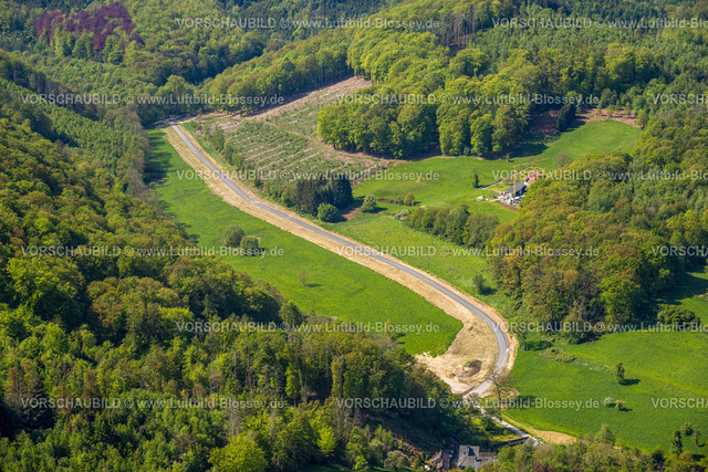 Hagen240504514Hohenlimburg | Luftbild, Wiesen und Felder Straße Klippchen durch ein Waldgebiet, Baumplantagen, Hohenlimburg, Hagen, Ruhrgebiet, Nordrhein-Westfalen, Deutschland
