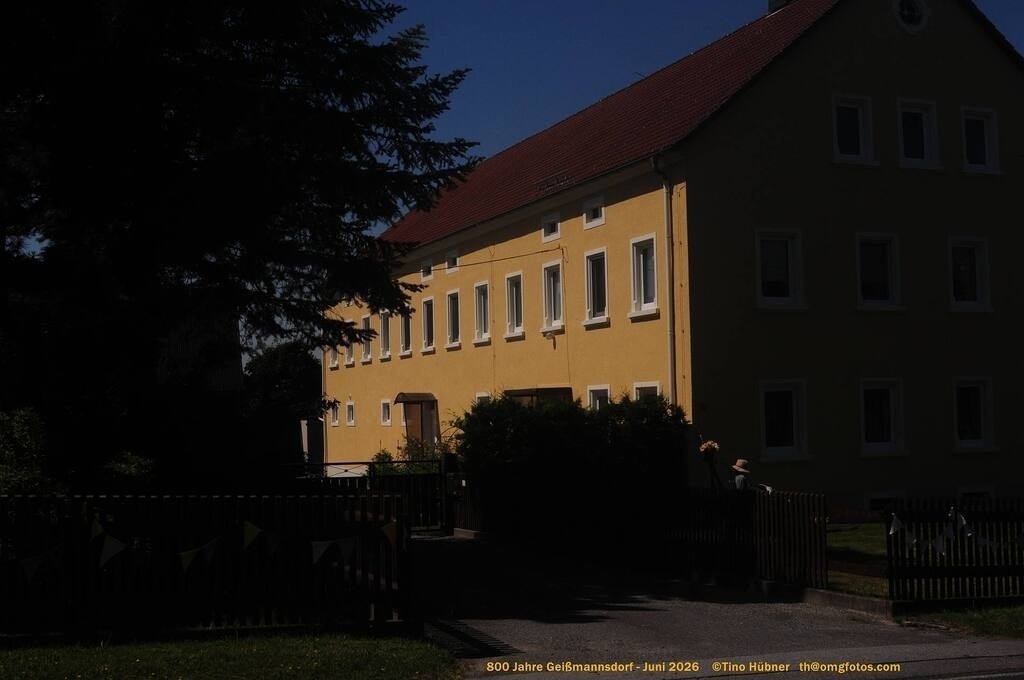 Geißmannsdorf-2026-Ortsbilder-120 | Geißmannsdorf bei Bischofswerda im Sommer 2026. Ein fotografischer Streifzug durch das Dorf Geißmannsdorf, mit Gebäuden, Straßen, Strohpuppen und geschmückten Vorgärten und Grundstücken anlässlich der 800-Jahr-Feier von Geißmannsdorf im Juni 2026 - Realisiert mit Pictrs.com