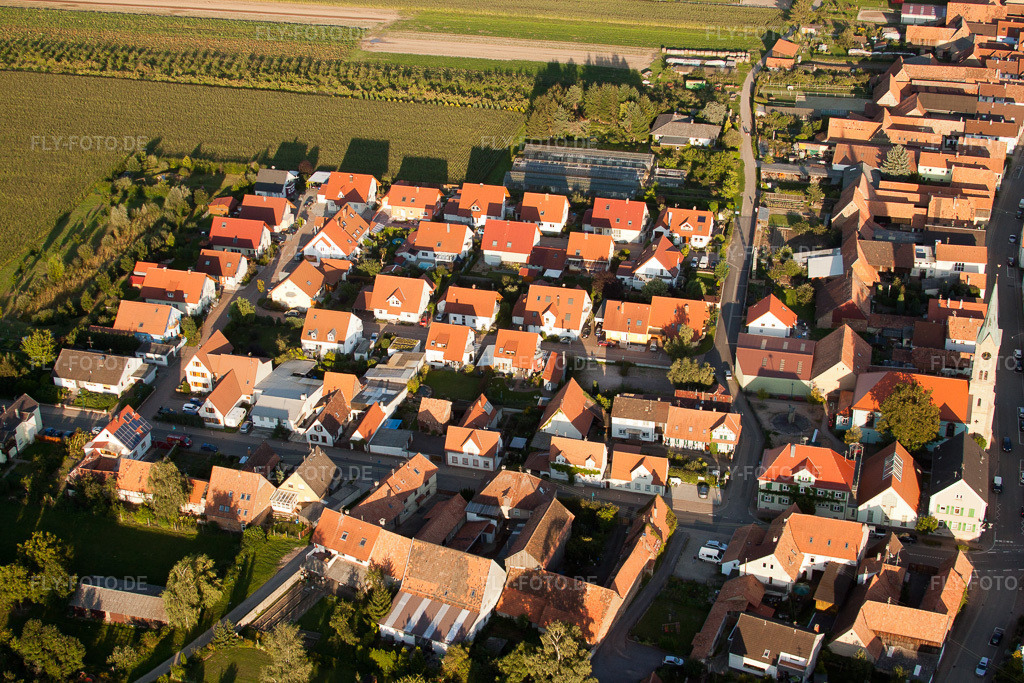 Luftbild: Gartenweg in Erlenbach bei Kandel im Bundesland Rheinland-Pfalz in Deutschland. Foto: IMG_32689.jpg vom 01.09.2010 durch Werner Riehm/FLY-FOTO.de