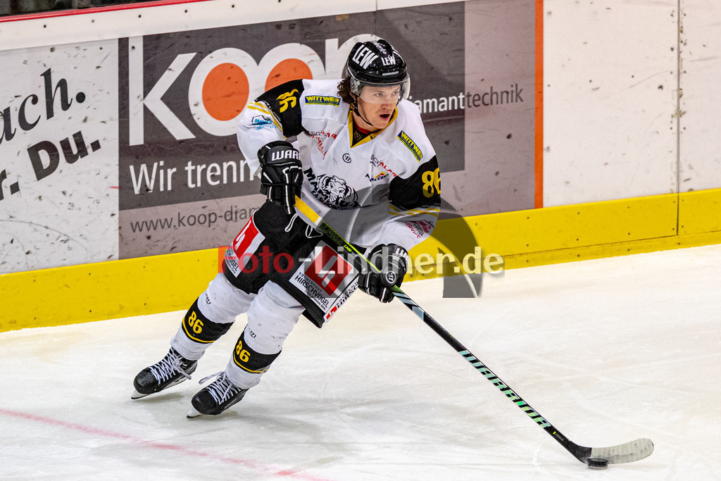 HC Landsberg Riverkings vs EA Schongau Mammuts | Eishockey Bayernliga 2023/2024, HC Landsberg Riverkings vs EA Schongau Mammuts,
Mathieu Newcomb (Mammuts 86) in Aktion,
2023-11-10 in Landsberg (Eisstadion)
86 Mathieu Newcomb (Mammuts 86)
Copyright: WolfgangxLindner foto-lindner.de