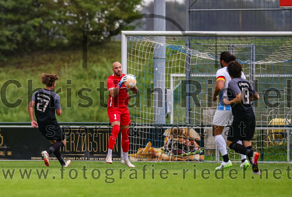 2023-08-05_032_FC_Langengeisling_gegen_SVN_Muenchen | Erding, Deutschland, 05.08.2023:
Fußball, Bezirksliga Oberbayern Ost 2023 / 2024, 2. Spieltag, FC Langengeisling gegen SVN München, Endergebnis: 1:3

Maximilian Birnbeck (FC Langengeisling, #27), Torwart Niklas Leitermann (SVN München, #1), Enes Kiran (SVN München, #4), Fabian Aigner (FC Langengeisling, #19)

Foto: Christian Riedel / fotografie-riedel.net