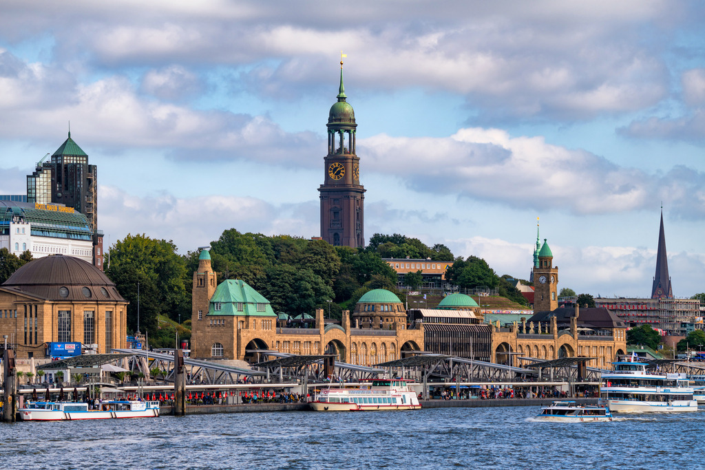 10230902 - Blick von der Elbe auf den Michel | Blick von der Elbe auf den Michel über den Landungsbrücken.