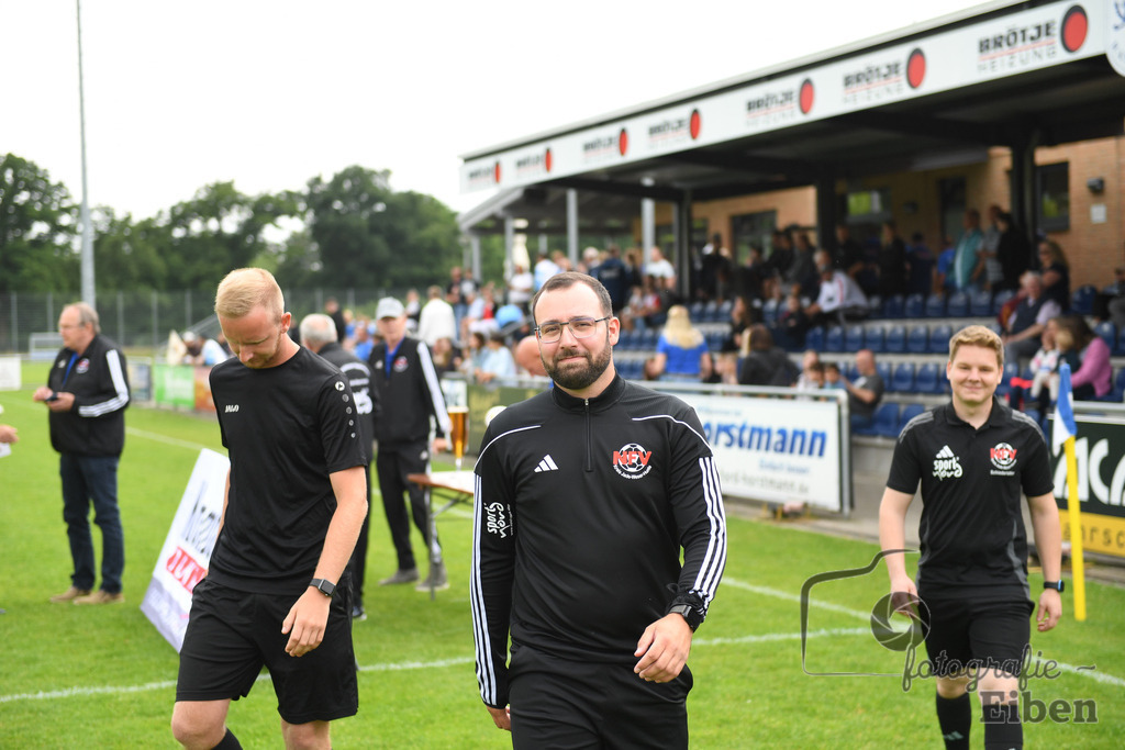 SV Brake Ü40-BW Bümmerstede (Ü40) | Kreispokal Finale Jade-Weser-Hunte Ü40; SV Brake Ü40 (rot)-BW Bümmerstede Ü40 (weiß) am 15.06.2025 in Rastede (Sportanlage Köttersweg), Photo: Philip Eiben 2025 - Realisiert mit Pictrs.com