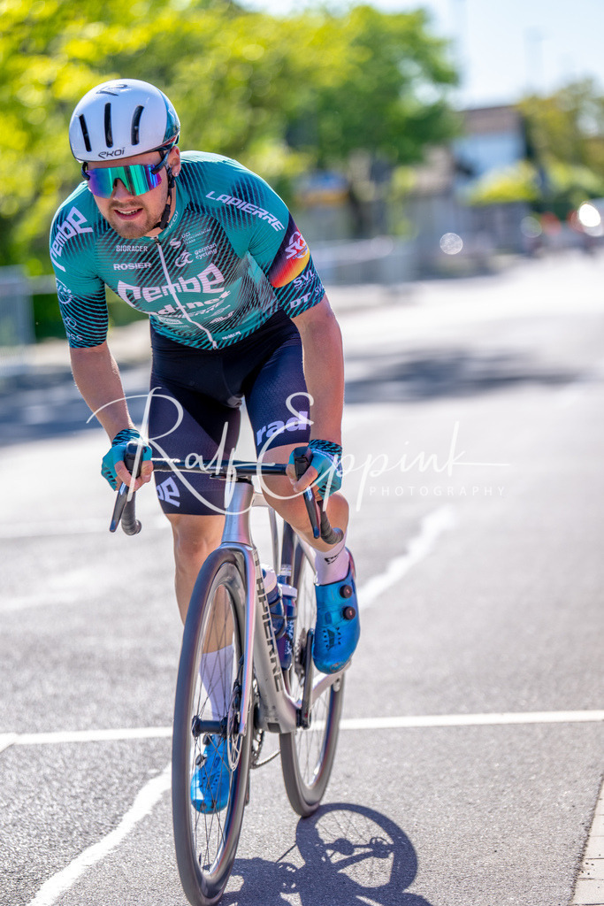 Spurt in den Mai 2026 - Großer Preis der Sparkasse Neuss | Annual one-day road cycling race "Großer Preis der Sparkasse Neuss" held in Büttgen, Germany, organized by VfR Büttgen 1912 e.V. The event features multiple races across all age categories from U11 youth to Elite men. - Realisiert mit Pictrs.com