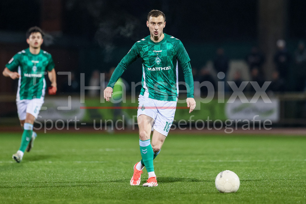 Fussball, Regionalliga Nord, SV Werder Bremen II - VfB Oldenburg | v.li.: Maik Lukowicz (SV Werder Bremen II, 16) am Ball, Einzelbild, Ganzkörper, Aktion, Action, Spielszene