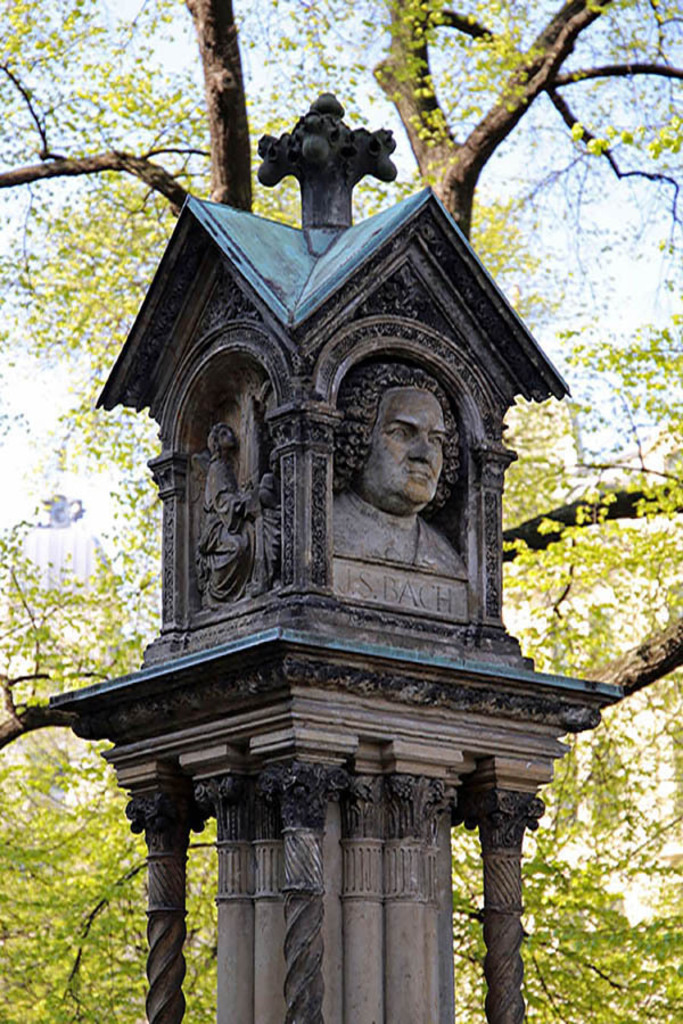 Foto: Leipzig - Altes Bach-Denkmal | Das Team hinter BILDLEXIKON LEIPZIG bündelt historische wie aktuelle Informationen über die Stadt Leipzig in Text und Bild auf einer Plattform und stellt diese der interessierten Öffentlichkeit zur Verfügung.