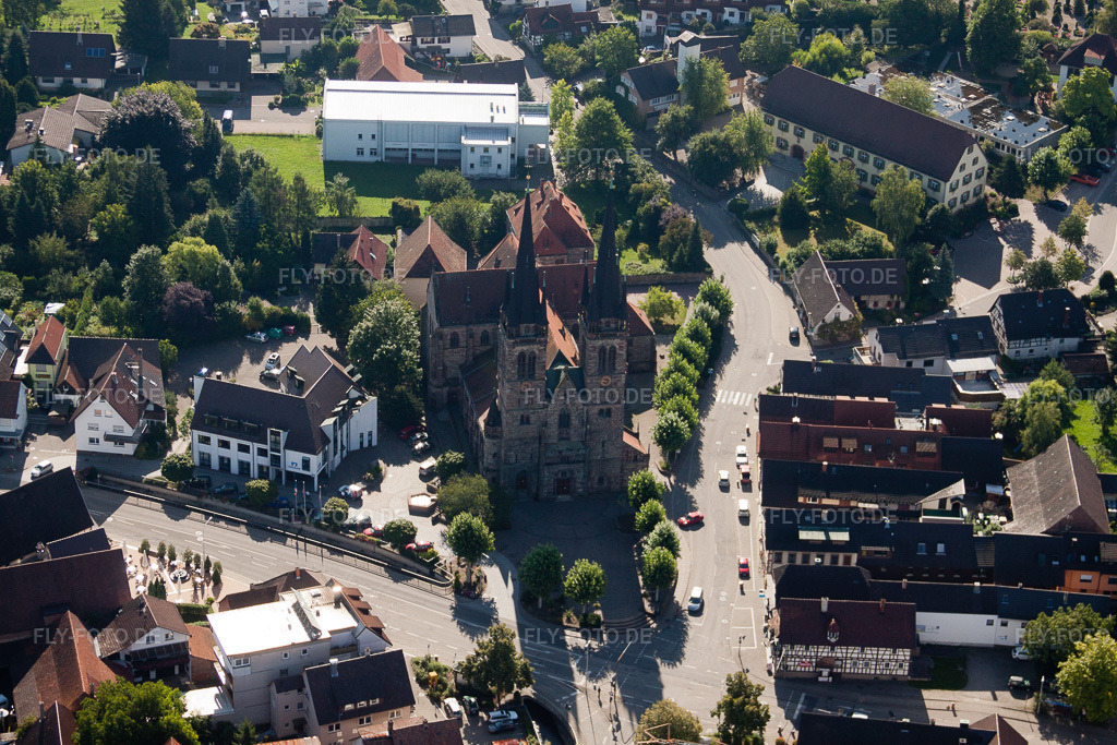 Luftbild: Katholische Pfarrkirche St. Johannes im Ortsteil Weier in Ottersweier im Bundesland Baden-Württemberg in Deutschland. Foto: IMG_31733.jpg vom 20.08.2010 durch Werner Riehm/FLY-FOTO.de