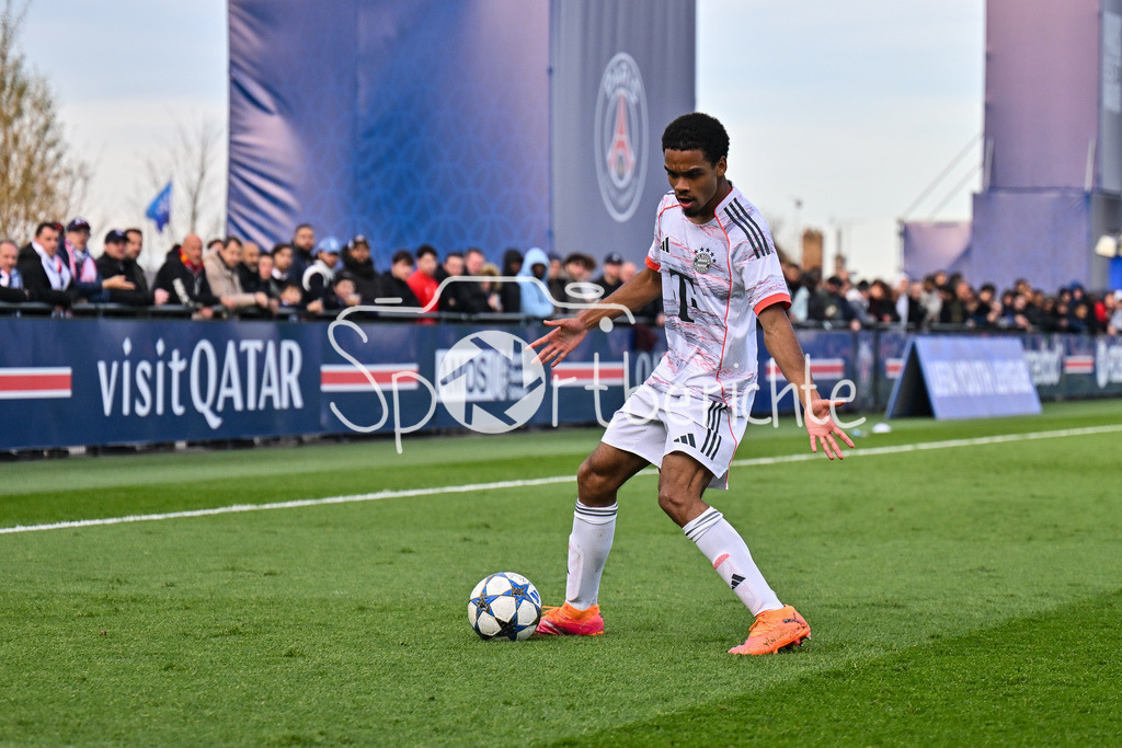 Paris Saint Germain U19 - FC Bayern München U19 | PARIS, FRANKREICH - 4. NOVEMBER: am Ball Chivano WIJKS (FCB Bayern München U19 2) beim Ligaspiel zwischen der U19 von Paris Saint Germain und der U19 des FC Bayern München am 4. Spieltag der UEFA Youth League am PSG Campus am 04.11.2025