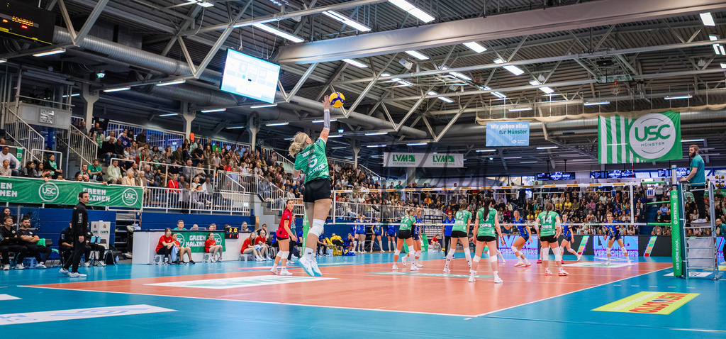 Volleyball, 1. Bundesliga Frauen, Hauptrunde, 1. Spieltag, Saison 2025/2026: USC Münster - SSC Palmberg Schwerin | 1. Bundesliga Frauen, Hauptrunde, 1. Spieltag, Saison 2025/2026, USC Münster empfängt SSC Palmberg Schwerin in der Sporthalle Berg Fidel in Münster. Foto: sportfotografie.ms | Markus Paletta - Realisiert mit Pictrs.com