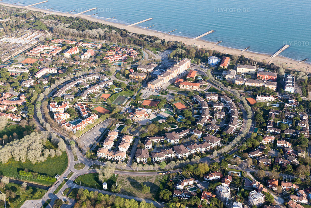 Luftbild: Ferienhaus- Anlage des Ferienparks an der Adriaküste in Duna Verde in Venetien im Ortsteil Duna Verde in Caorle im Bundesland Metropolitanstadt Venedig in Italien. Foto: IMG_098180.jpg vom 03.04.2017 durch Werner Riehm/FLY-FOTO.de