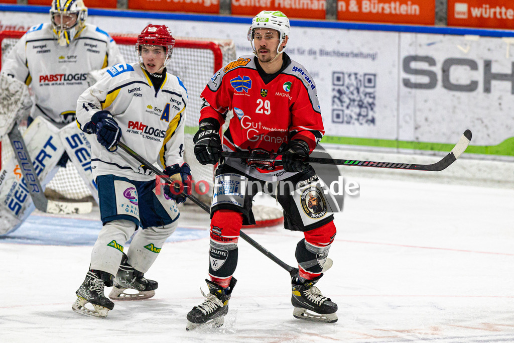 TSV Peißenberg Miners vs ERV Schweinfurt | Eishockey Bayernliga 2023/2024, TSV Peißenberg Miners vs ERV Schweinfurt, 20240114,
Martin ANDRÄ (Miners 29) in Aktion,
2024-01-14 in Peißenberg (Eisstadion)
29 Martin ANDRÄ (Miners 29), 19 Daniel HERZOG (Mighty Dogs 19)
Copyright: WolfgangxLindner foto-lindner.de