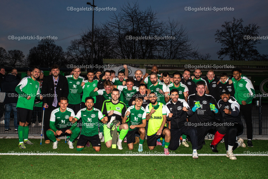 Kreispokal DU/MH/DIN, Achtelfinale, SV Duissern - Spvgg Meiderich 06/95, Duisburg, Germany | 17.01.2026, Fussball, Kreispokal DU/MH/DIN, SV Duissern -Spvgg Meiderich 06/95: Siegerfoto des SV Duissern - Realisiert mit Pictrs.com