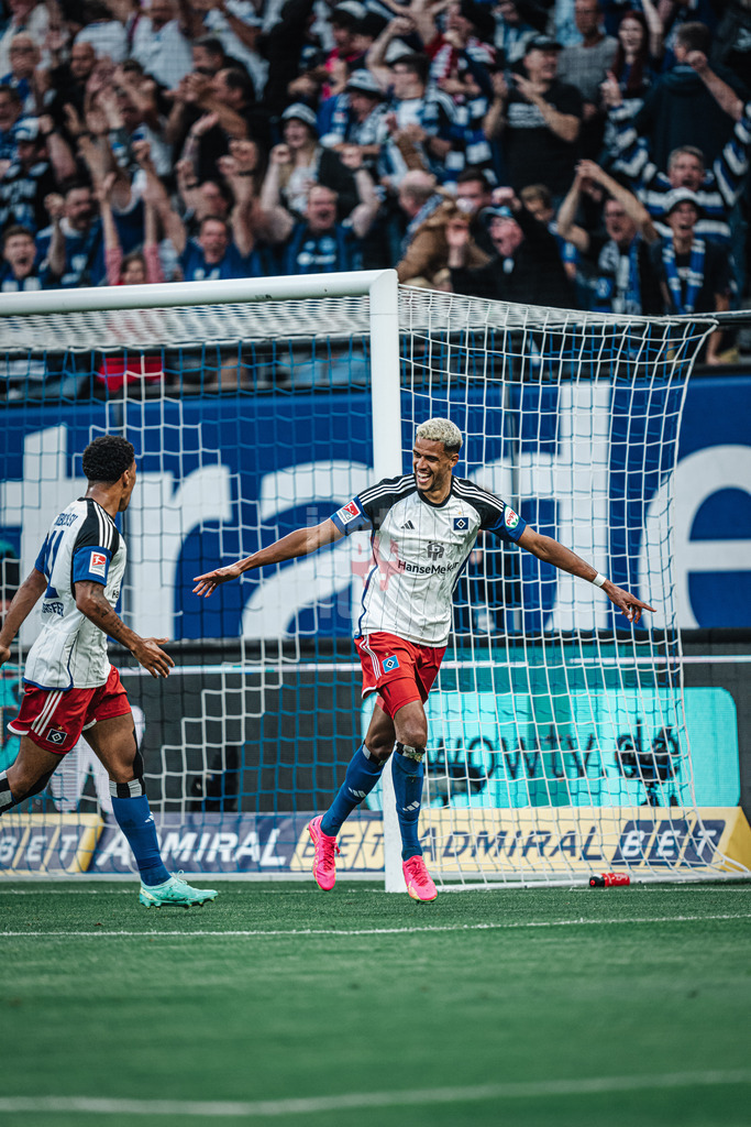 Fußball | Männer | Saison 2023/2024 | 2. Fußball-Bundesliga | 1. Spieltag | Hamburger SV vs. FC Schalke 04 | 28.07.2023 | Ransford Königsdörffer (#11, HSV) links gratuliert dem Torschützen Robert Glatzel (#9, HSV) rechts
