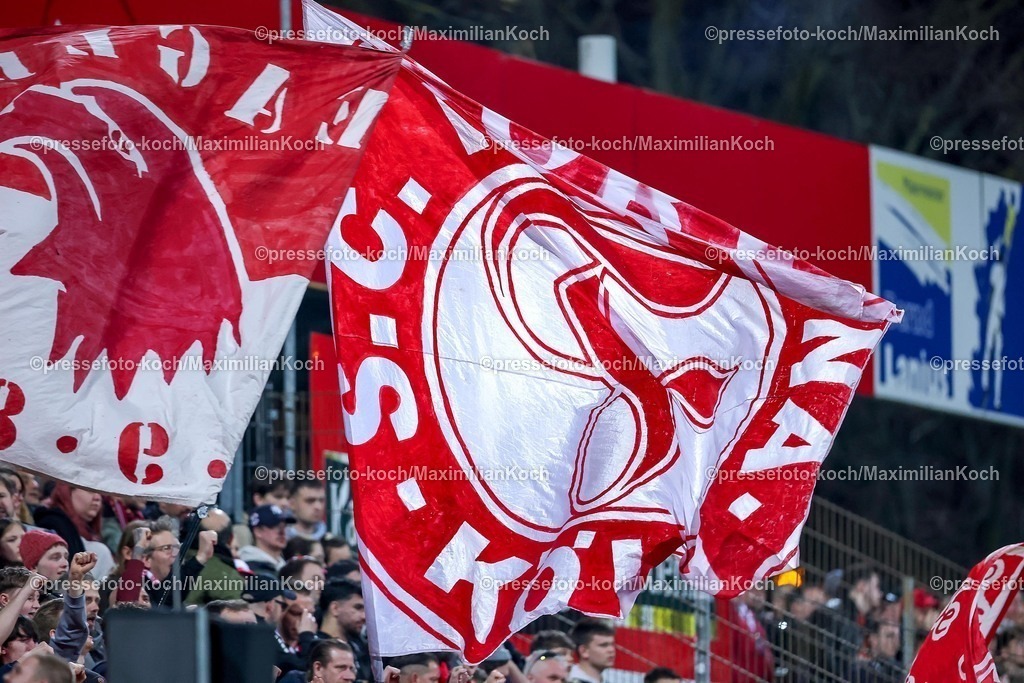 FKo26022601055 | 26.02.2026, Fußball, Landespokal Mittelrhein, SC Fortuna Köln - TSV Alemannia Aachen, Südstadion, Viertelfinale Bitburger-Pokal, Saison 2025 2026: fans Fahne Flagge Ultras Banner Logo  DFB regulations prohibit any use of photographs as image sequences and or quasi-video.