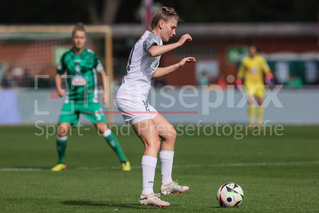 Fussball, Google Pixel Frauen-Bundesliga, SV Werder Bremen - 1. FFC Turbine Potsdam | v.li.: Alisa Grincenco (1. FFC Turbine Potsdam, 19) am Ball, Einzelbild, Ganzkörper, Aktion, Action, Spielszene