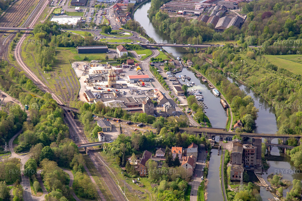Vue aérienne: Port de plaisance à l'écluse 27 Saargemünd du canal à charbon de la Sarre 