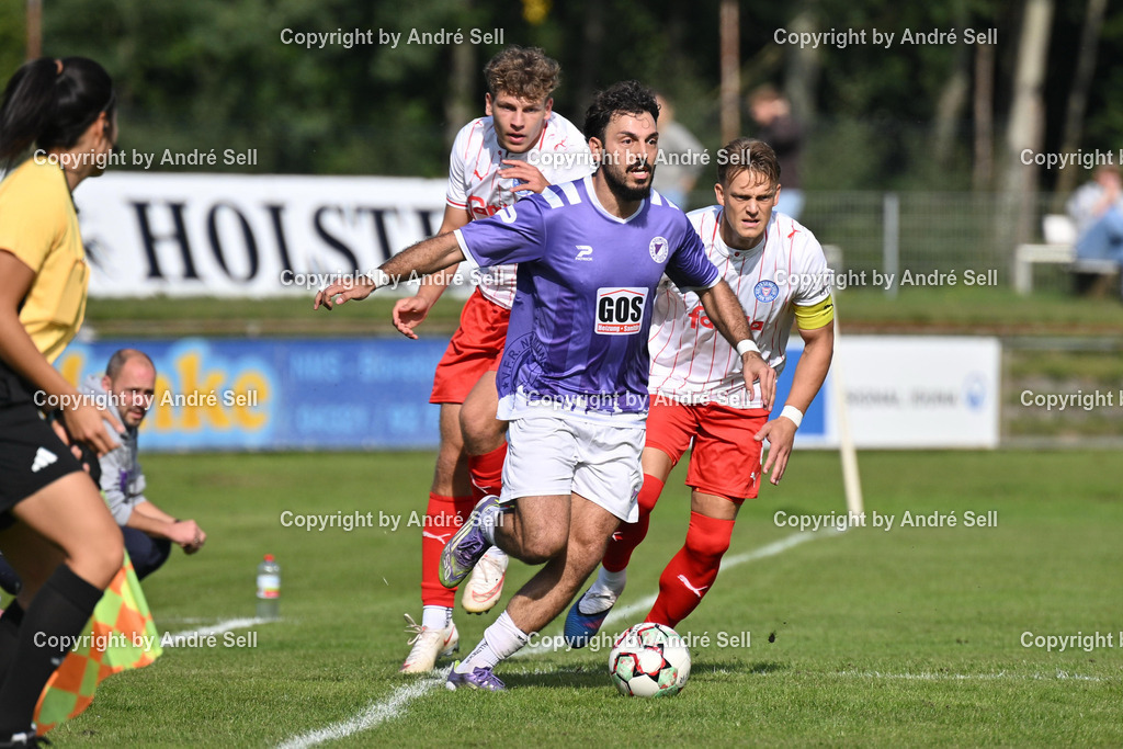 VfR Neumünster vs Holstein Kiel II | Mehmet Agdan (VfR #20) vs Kian Tack (Holstein #23) &amp; Rene Guder (Holstein #8) / Fußball-Oberliga Männer 2026/2027 / VfR Neumünster vs Holstein Kiel II / Grümmi-Arena / Neumünster / 27.09.26 - Realisiert mit Pictrs.com