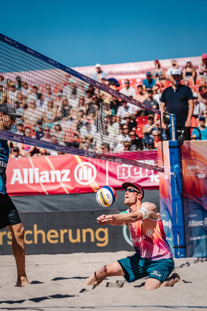 Beachvolleyball | Männer | Allianz German Beach Tour 2024 | Tourstop Kühlungsborn | 11.08.2024 | Yannick Harms spielt den Ball nah am Netz