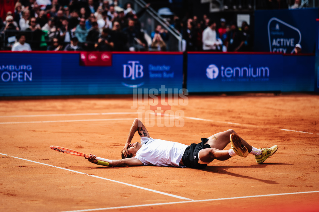 Tennis | Männer | bitpanda Hamburg Open Finale | ATP 500 | Andrei Andrejewitsch Rubljow (RUS) vs. Flavio Cobolli (ITA) | 24.05.2025 | Flavio Cobolli gewinnt das Turnier und geht zu Boden um zu Jubeln